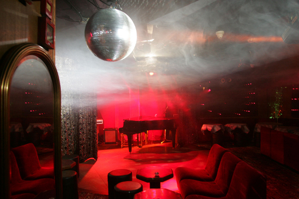 Le Baron Paris, André Saraiva